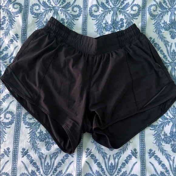 lululemon athletica Pants - Lululemon Hotty Hot Short Low Rise 4" Lined Size 6 Black LW7ARLT Running Casual